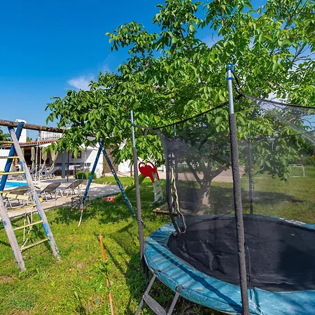 Дом отдыха Skabrnja 79 With Outdoor Swimmingpool Skabrnje