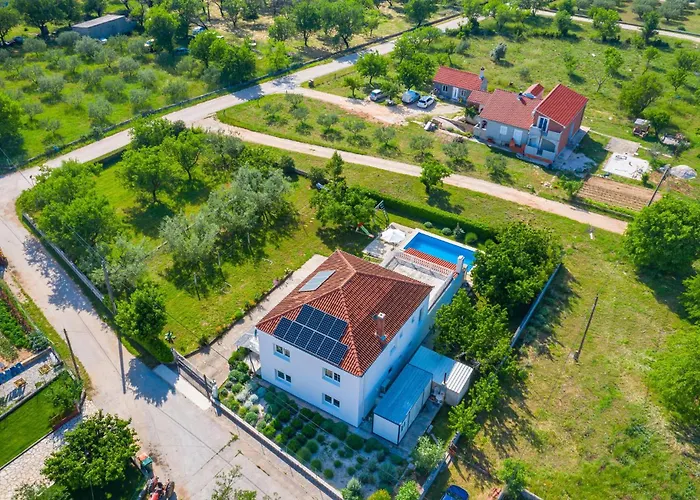 Vakantiehuis Skabrnja 79 With Outdoor Swimmingpool Skabrnje