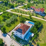 Casa vacanze Skabrnja 79 With Outdoor Swimmingpool Skabrnje
