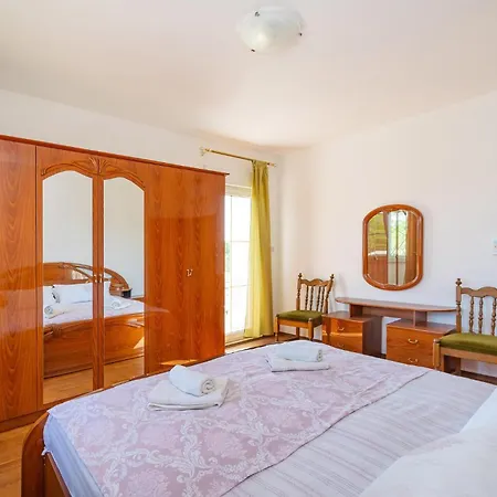 Holiday home Pet Friendly In Skabrnja With Kitchen