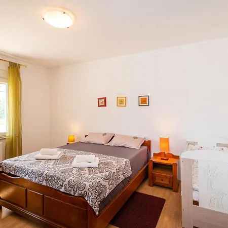 Pet Friendly In Skabrnja With Kitchen Holiday home Galovac (Zadar)