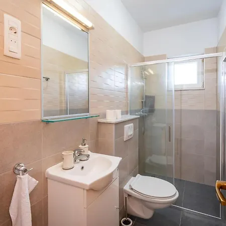 펜션 Skabrnja 79 With Outdoor Swimmingpool